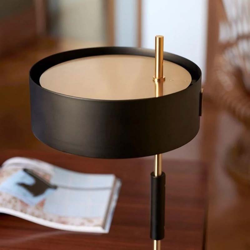 Postmodern minimalist table lamp